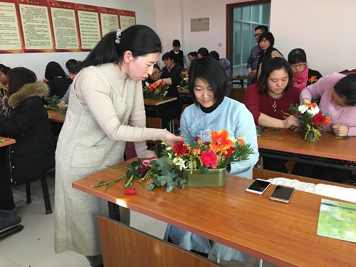 志愿者老师指导居民插花