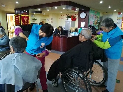 2-志愿者给老人剪头
