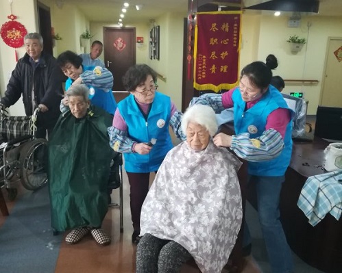 3-志愿者为老人理发