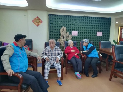 4-志愿者陪老人聊天