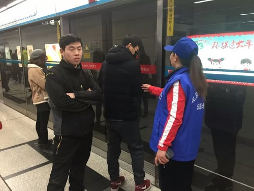 2-志愿者提醒乘客请勿依靠屏蔽门