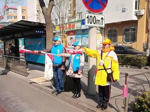 1-便民街东口开展礼让斑马线志愿服务活动