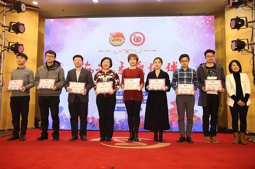 5-为校地共建高校颁发“志愿伙伴”证书