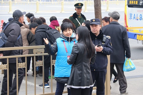 3-志愿者帮助游客指引