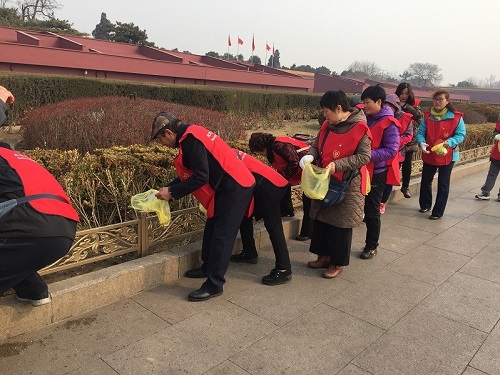 4-党员志愿者开展环保志愿服务
