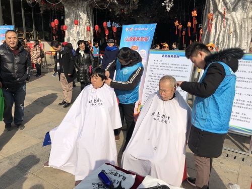4-志愿者为居民理发