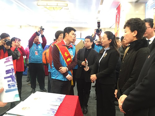 3 志愿者向相关领导讲解志愿服务工作成果