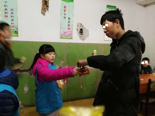 1-小志愿者与患儿互动