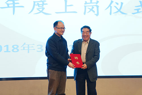 4-熊卓同志为将军颁发聘书
