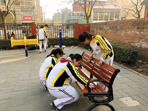 1-学生志愿者擦拭座椅
