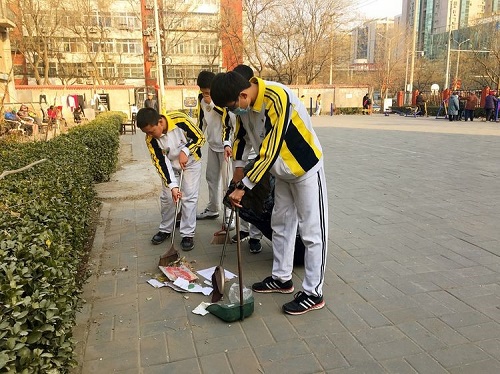 3-学生志愿者清扫地面