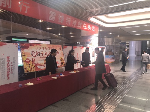 1-志愿者对过往旅行发放环境保护宣传品