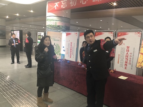 2-志愿者为旅客指引