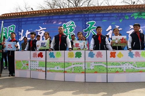 1-灯市口小学生讲述对自己认养树木的抚育过程