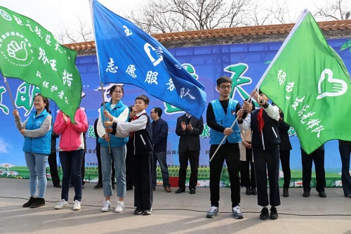2-大学生和小学生们手拉手 共同成立“绿色生活先锋队”、“玉河之子”志愿服务队