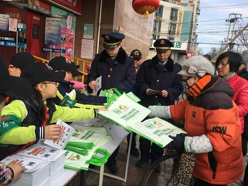 1-小志愿者在工商所叔叔阿姨协助下开展宣传活动