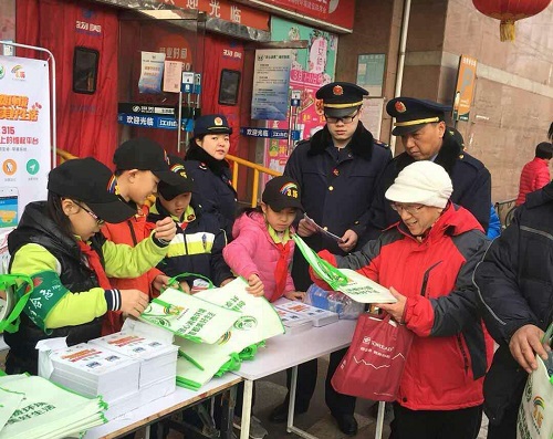 2-小志愿者在工商所叔叔阿姨协助下开展宣传活动