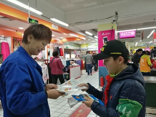 3-小志愿者发放消费宣传材料