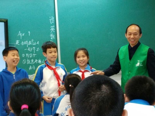 5-同学们参与互动演示笑容满面