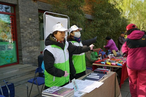 2-志愿者为参与柳文化节活动的游客指引位置