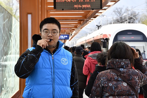 4-志愿者引导乘客到列车停车区域候车