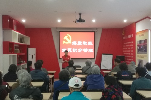 2-党员学习两会精神