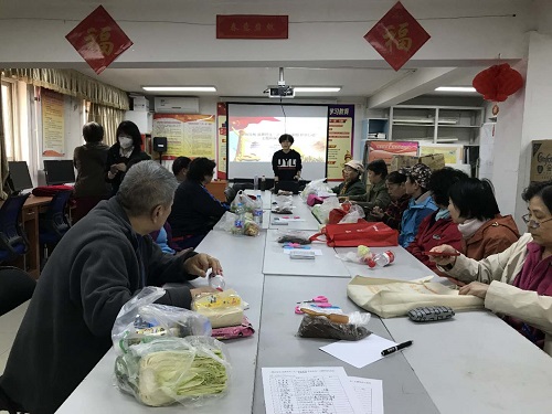 1-志愿者现场讲授如何制作环保酵素