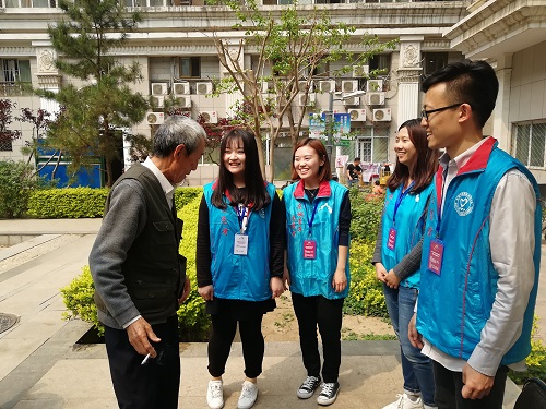 2-志愿者与社区老人聊天