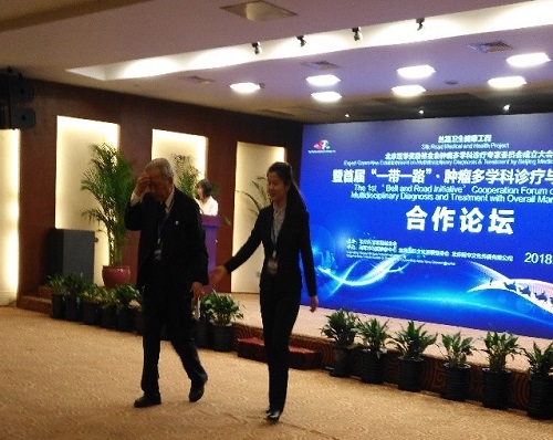 2-志愿者在现场引导嘉宾入席