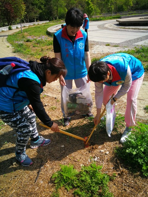 能量——微眾匯愛心公益聯盟小愛志願服務隊開展公園環保志願服務活動