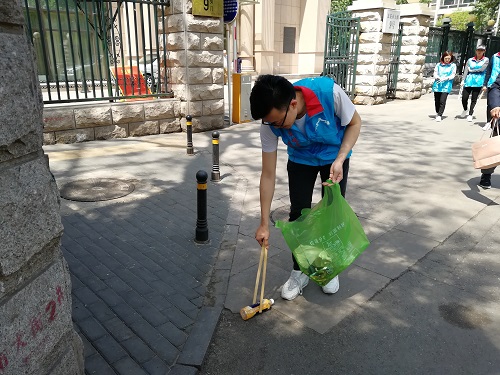 1-志愿者捡拾社区垃圾