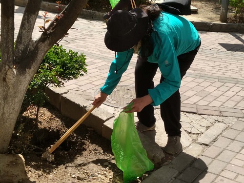 2-志愿者捡拾社区垃圾