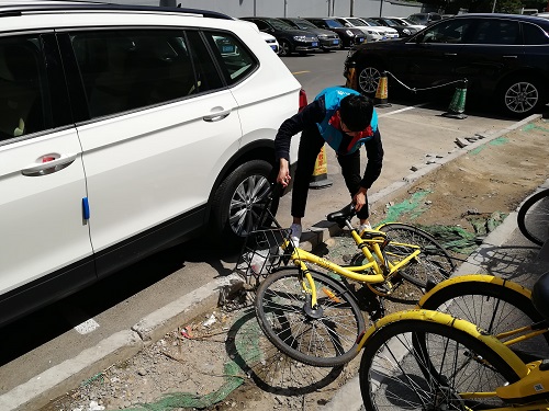 5-志愿者扶起共享单车