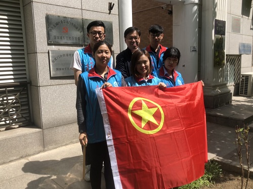 8青年志愿者合影