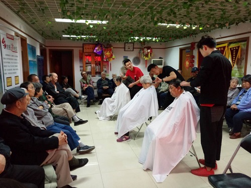 1-志愿者在社区居委会开展服务
