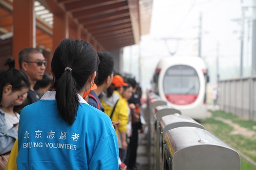 1-志愿者“守望”站台 引导乘客有序乘车