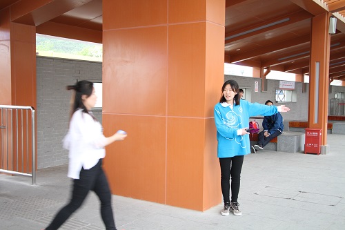 4-志愿者引导乘客往站台中部走