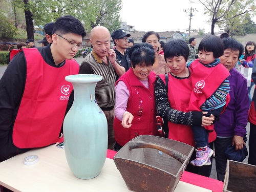 5 志愿者们参观活动现场的老物件