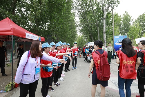 2-志愿者为参与市民提供指引服务