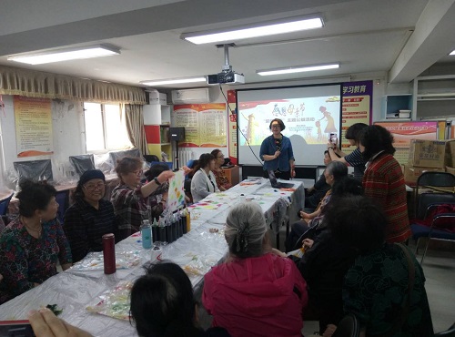 1志愿者党员讲解手工制作流程