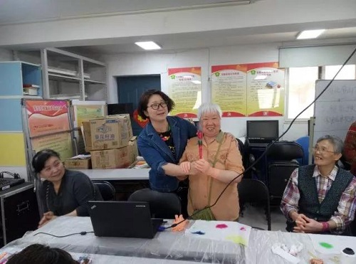 2-党员志愿者为社区母亲们赠送鲜花