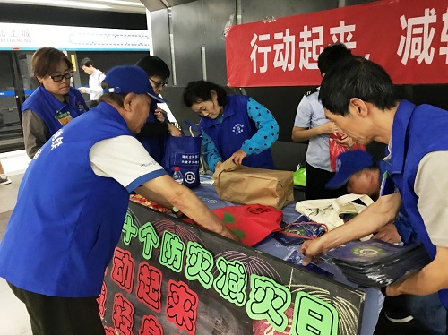 1 志愿者们正在做准备工作