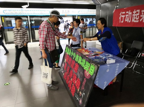 2 志愿者发放防灾减灾资料给乘客