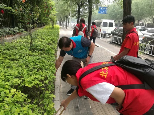 1-志愿者开展活动中
