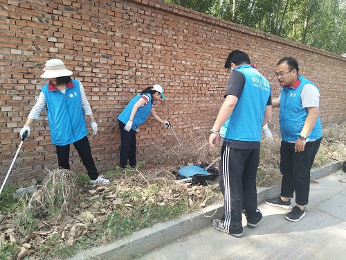 2志愿者清洁路面垃圾