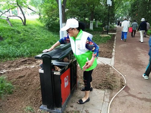 4-东部支队志愿者正在擦拭垃圾箱