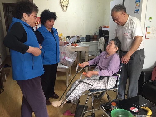 1-社区爱老志愿者教老人使用健康器械