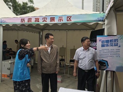 1科普志愿者展示科技创新成就