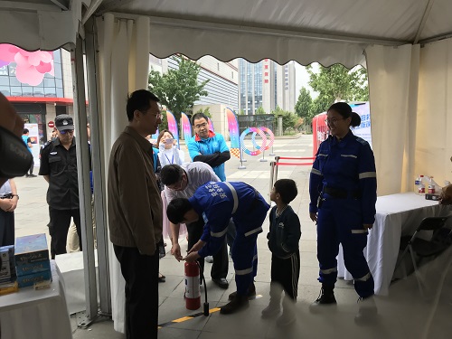 2科普志愿者讲解消防灭火知识
