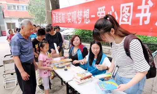 3志愿者服务捐书活动现场